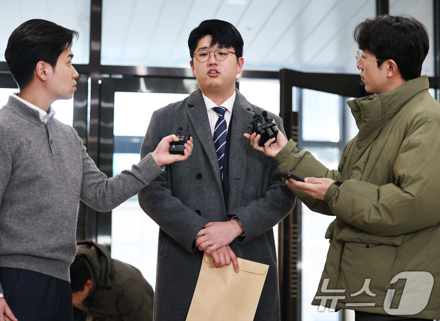 (서울=뉴스1) 구윤성 기자 = '쿠팡 블랙리스트'를 폭로한 공익 제보자 김준호 씨가 31일 오전 서울 서초구 관봉권·쿠팡 상설특검팀 사무실에서 참고인 조사를 받기 위해 출석, 취 …