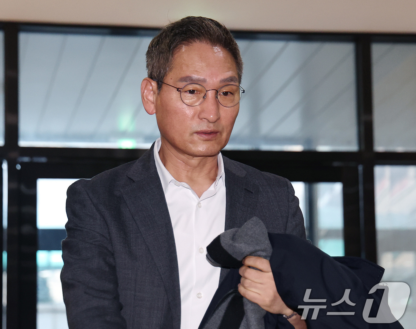 (서울=뉴스1) 구윤성 기자 = 쿠팡의 퇴직금 미지급과 수사 외압 의혹을 수사하는 안권섭 특별검사가 31일 오전 서울 서초구 관봉권·쿠팡 상설특검팀 사무실로 출근하고 있다. 202 …