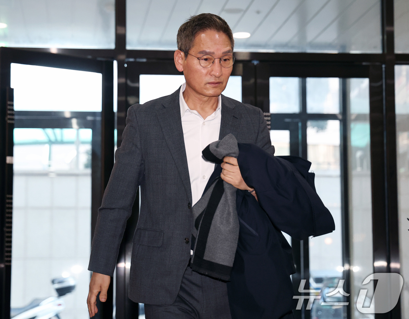 (서울=뉴스1) 구윤성 기자 = 쿠팡의 퇴직금 미지급과 수사 외압 의혹을 수사하는 안권섭 특별검사가 31일 오전 서울 서초구 관봉권·쿠팡 상설특검팀 사무실로 출근하고 있다. 202 …