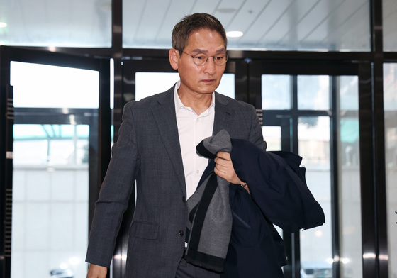 출근하는 안권섭 특별검사