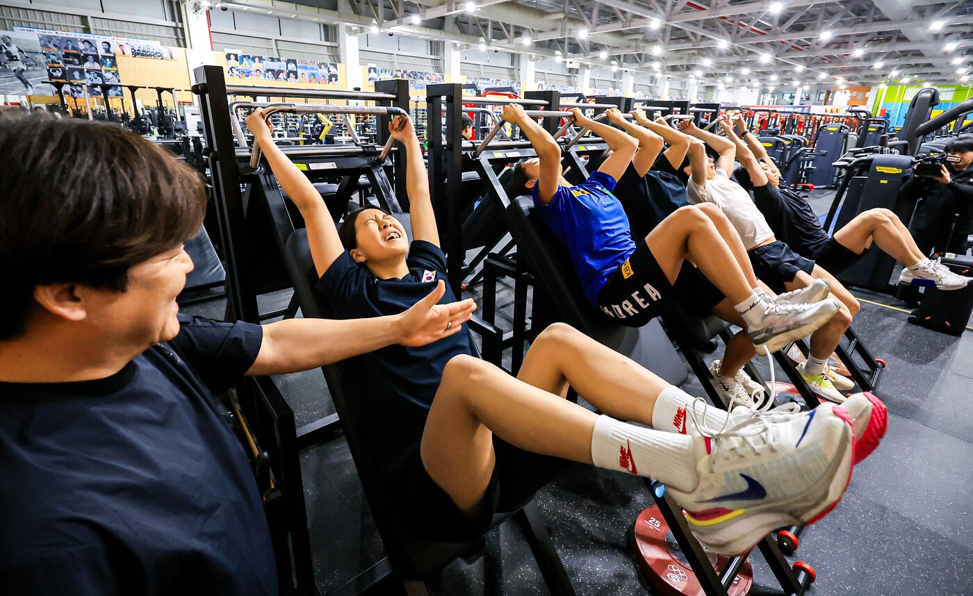 본문 이미지 - 국가대표 선수들이 진천선수촌에서 이른 아침부터 운동을 하고 있다. /뉴스1 ⓒ 뉴스1 김진환 기자