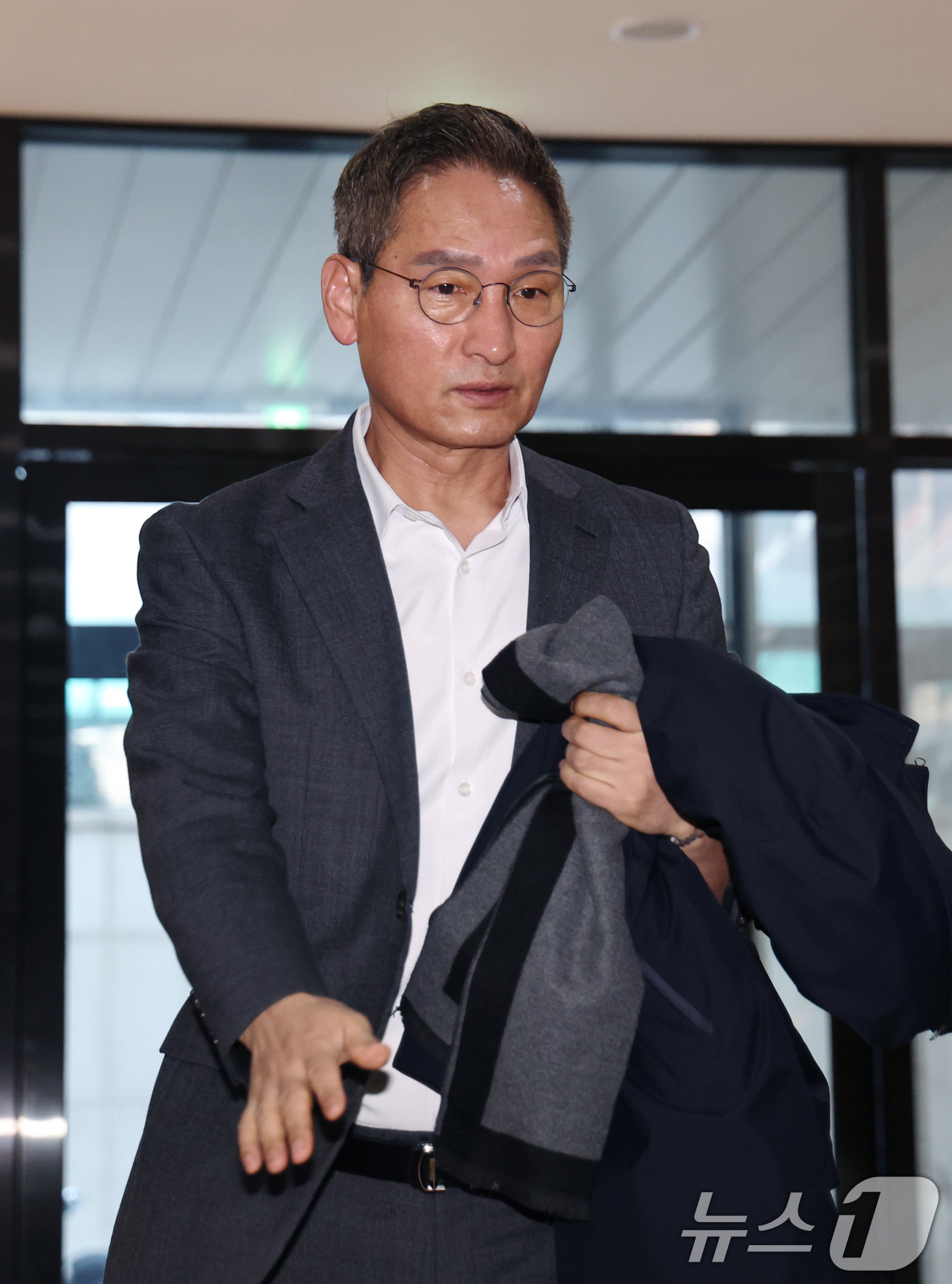 (서울=뉴스1) 구윤성 기자 = 쿠팡의 퇴직금 미지급과 수사 외압 의혹을 수사하는 안권섭 특별검사가 31일 오전 서울 서초구 관봉권·쿠팡 상설특검팀 사무실로 출근하고 있다. 202 …