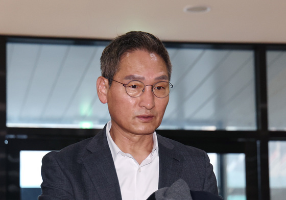 사무실 출근하는 안권섭 특별검사