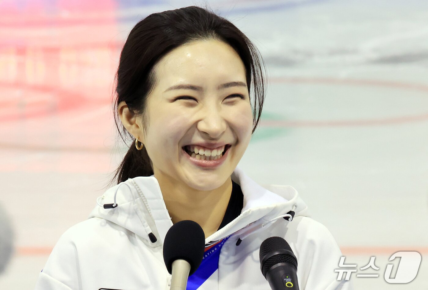 본문 이미지 - 쇼트트랙 대표팀 김길리가 인터뷰 중 활짝 웃고 있다. /뉴스1 ⓒ 뉴스1 김진환 기자