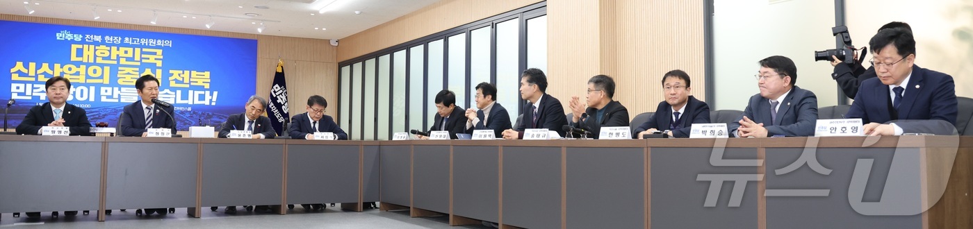 (전주=뉴스1) 유경석 기자 = 정청래 더불어민주당 대표가 31일 전북 전주시 더불어민주당 전북특별자치도당에서 열린 최고위원회의에서 발언을 하고 있다. 2025.12.31/뉴스1