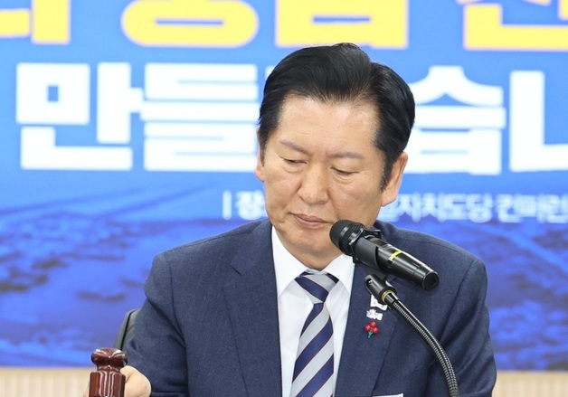 의사봉 두드리는 정청래 대표