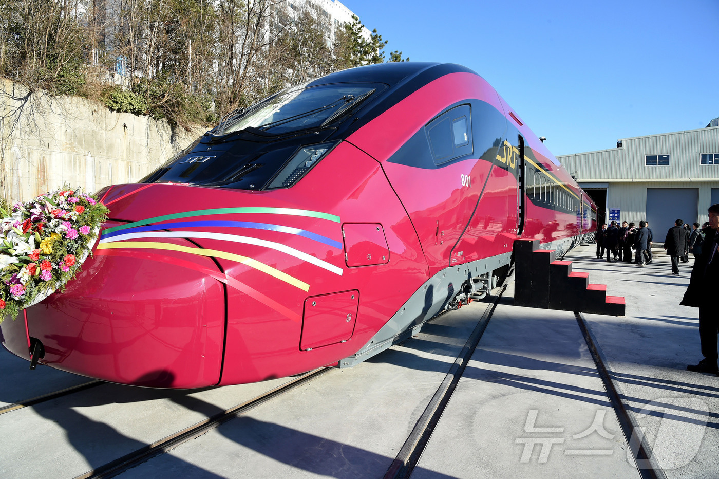 (서울=뉴스1) = 에스알은 지난 30일 경남 창원 소재 현대로템 공장에서 차세대 SRT ‘EMU-320’ 초도 편성 출고식을 가졌다고 31일 밝혔다. 사진은 차세대 SRT ‘EM …