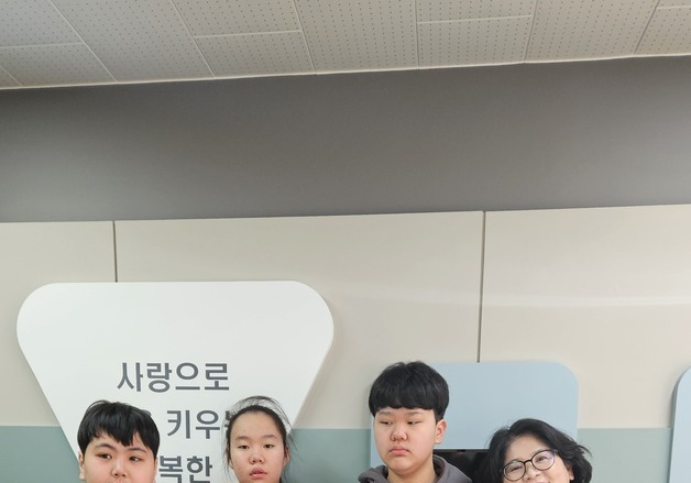 화천 용암초, 졸업생 3명에 '좌우명 서예족자' 선물