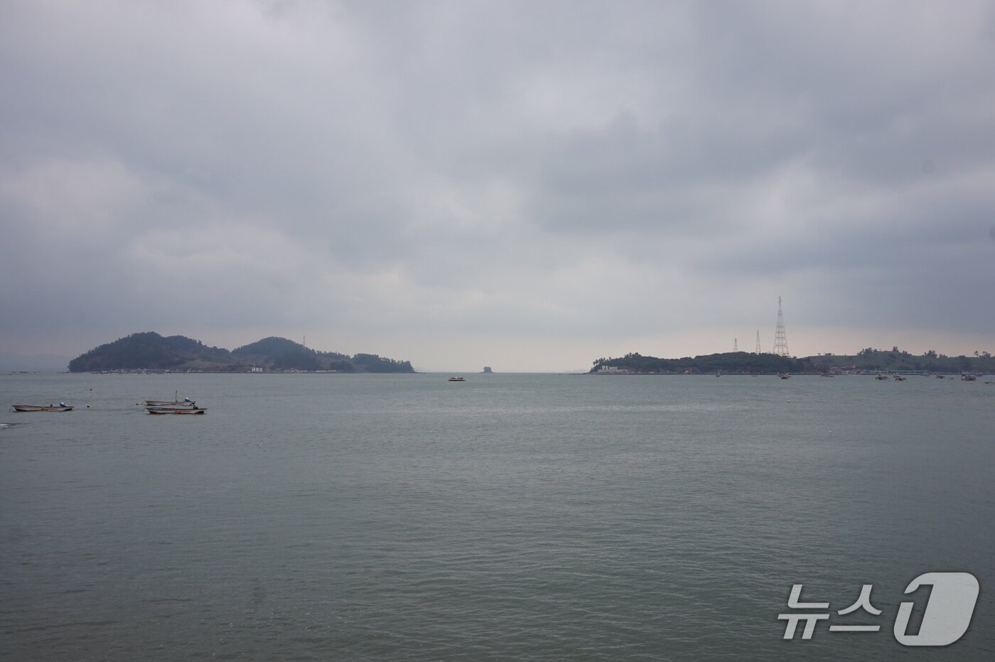 본문 이미지 - 회동항에서 본 금호도(왼쪽)와 모도. 2026.1.2뉴스1 ⓒ News1 조영석 기자