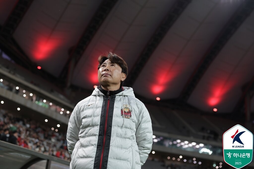 본문 이미지 - 김기동 감독은 다시 웃을 수 있을까. 2026시즌은 그의 지도자 커리어에 아주 중요한 시간이다. (한국프로축구연맹 제공)