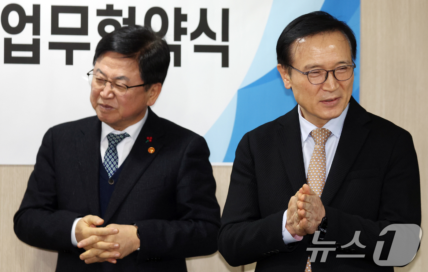 (서울=뉴스1) 김명섭 기자 = 최교진 교육부 장관과 임태희 경기도 교육감이 31일 서울 여의도 한국교육시설안전원에서 열린 한민고등학교의 자율형공립고 전환추진 업무협약식에서 대화를 …