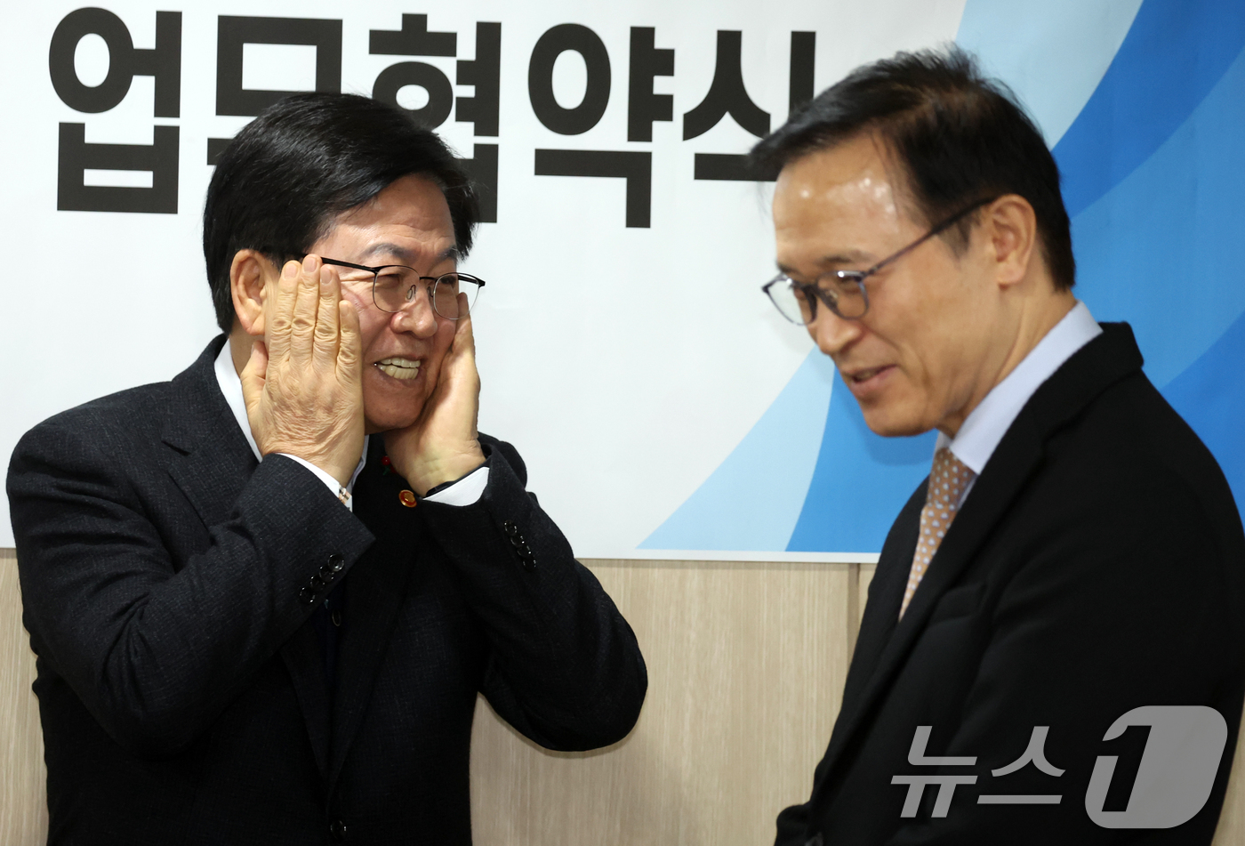 (서울=뉴스1) 김명섭 기자 = 최교진 교육부 장관과 임태희 경기도 교육감이 31일 서울 여의도 한국교육시설안전원에서 열린 한민고등학교의 자율형공립고 전환추진 업무협약식에서 대화를 …