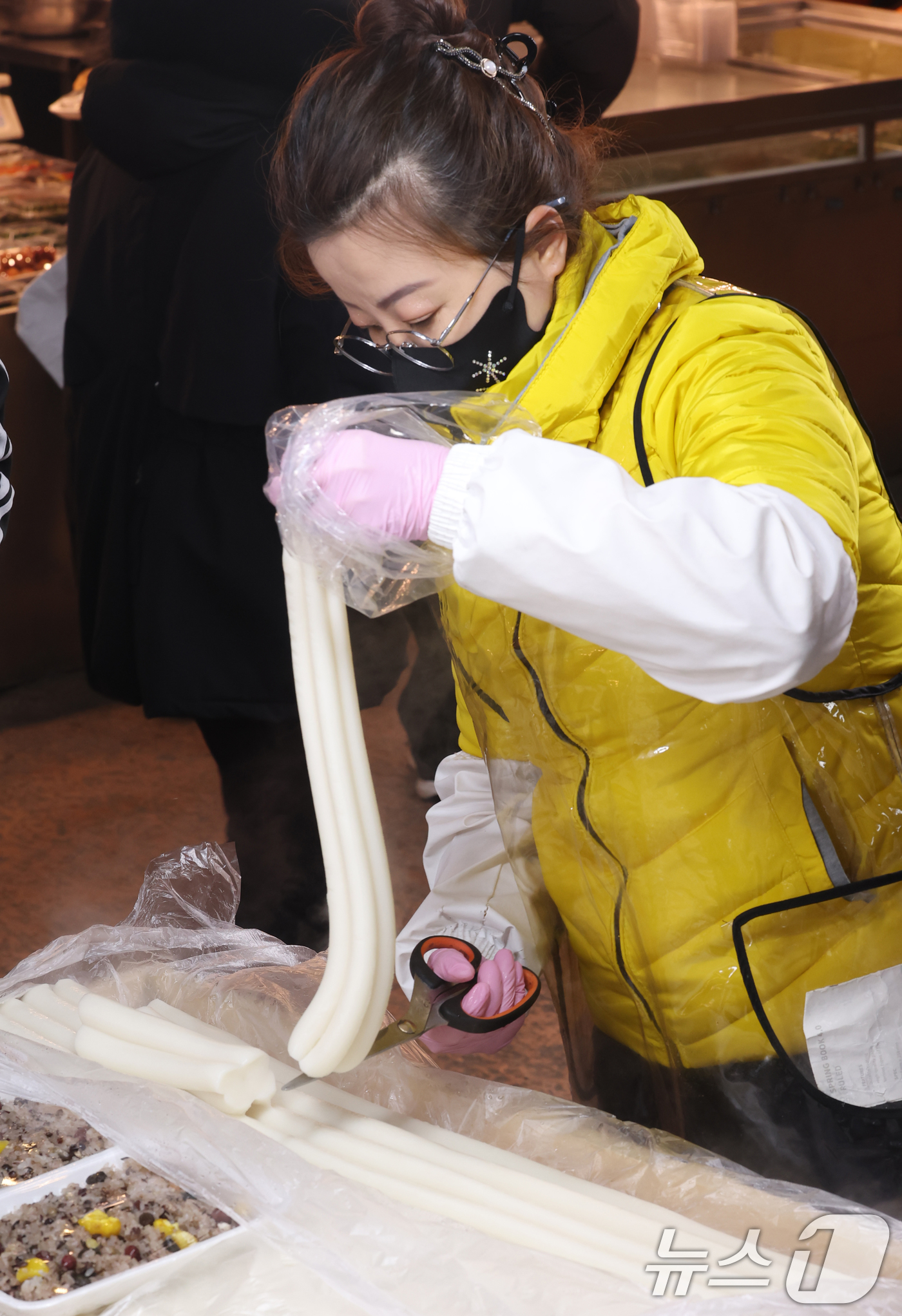 (수원=뉴스1) 김영운 기자 = 2026년 병오년(丙午年)을 하루 앞둔 31일 경기 수원시 팔달구 못골시장의 한 떡집에서 상인이 가래떡을 자르고 있다. 2025.12.31/뉴스1