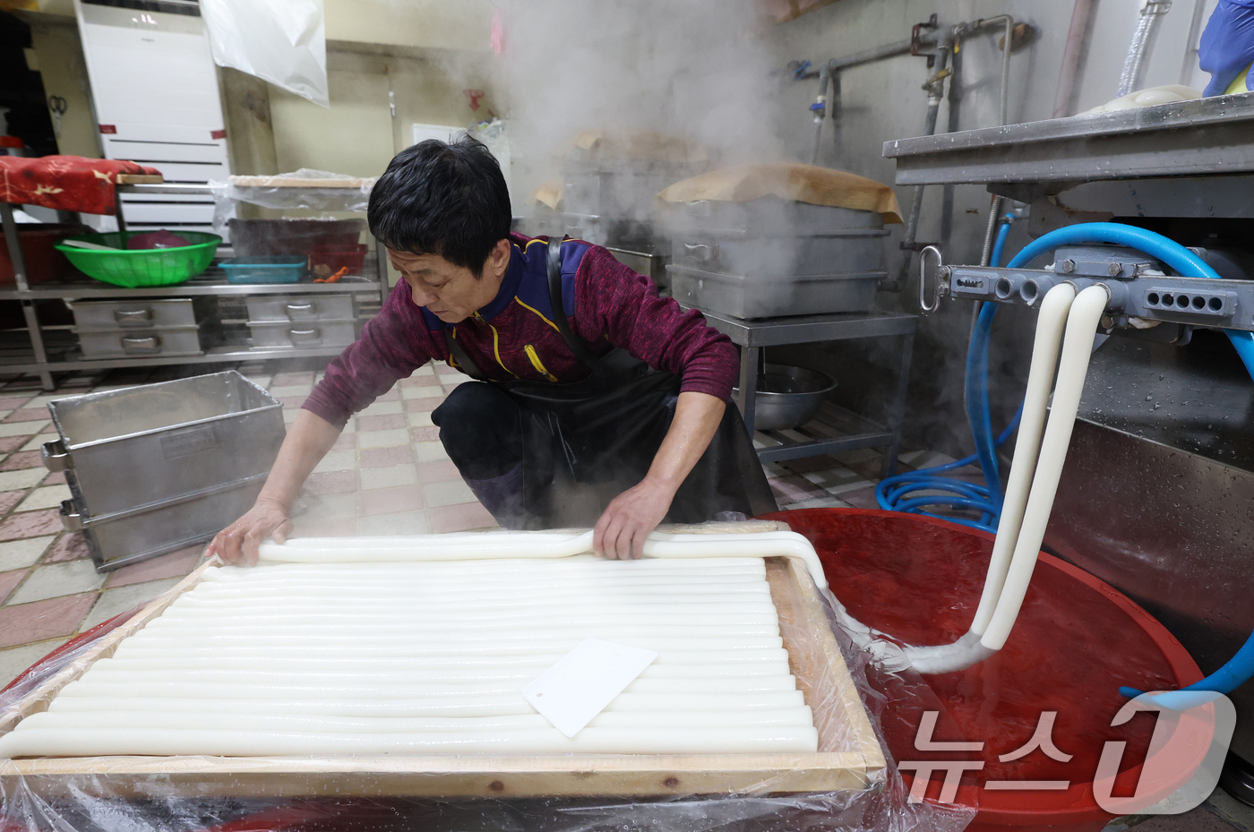 (수원=뉴스1) 김영운 기자 = 2026년 병오년(丙午年)을 하루 앞둔 31일 경기 수원시 팔달구 못골시장의 한 떡집에서 상인이 가래떡을 뽑고 있다. 2025.12.31/뉴스1