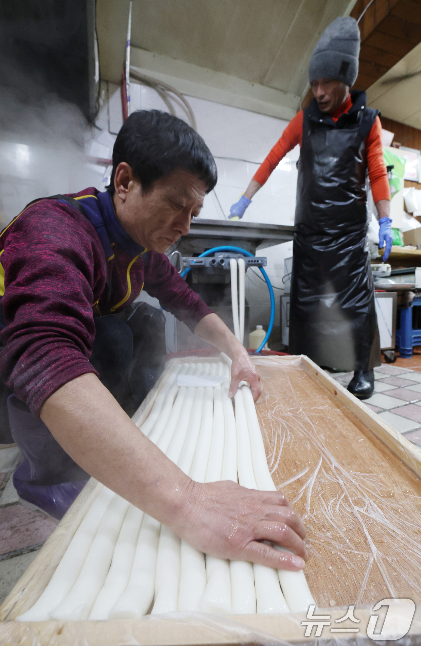 (수원=뉴스1) 김영운 기자 = 2026년 병오년(丙午年)을 하루 앞둔 31일 경기 수원시 팔달구 못골시장의 한 떡집에서 상인이 가래떡을 뽑고 있다. 2025.12.31/뉴스1