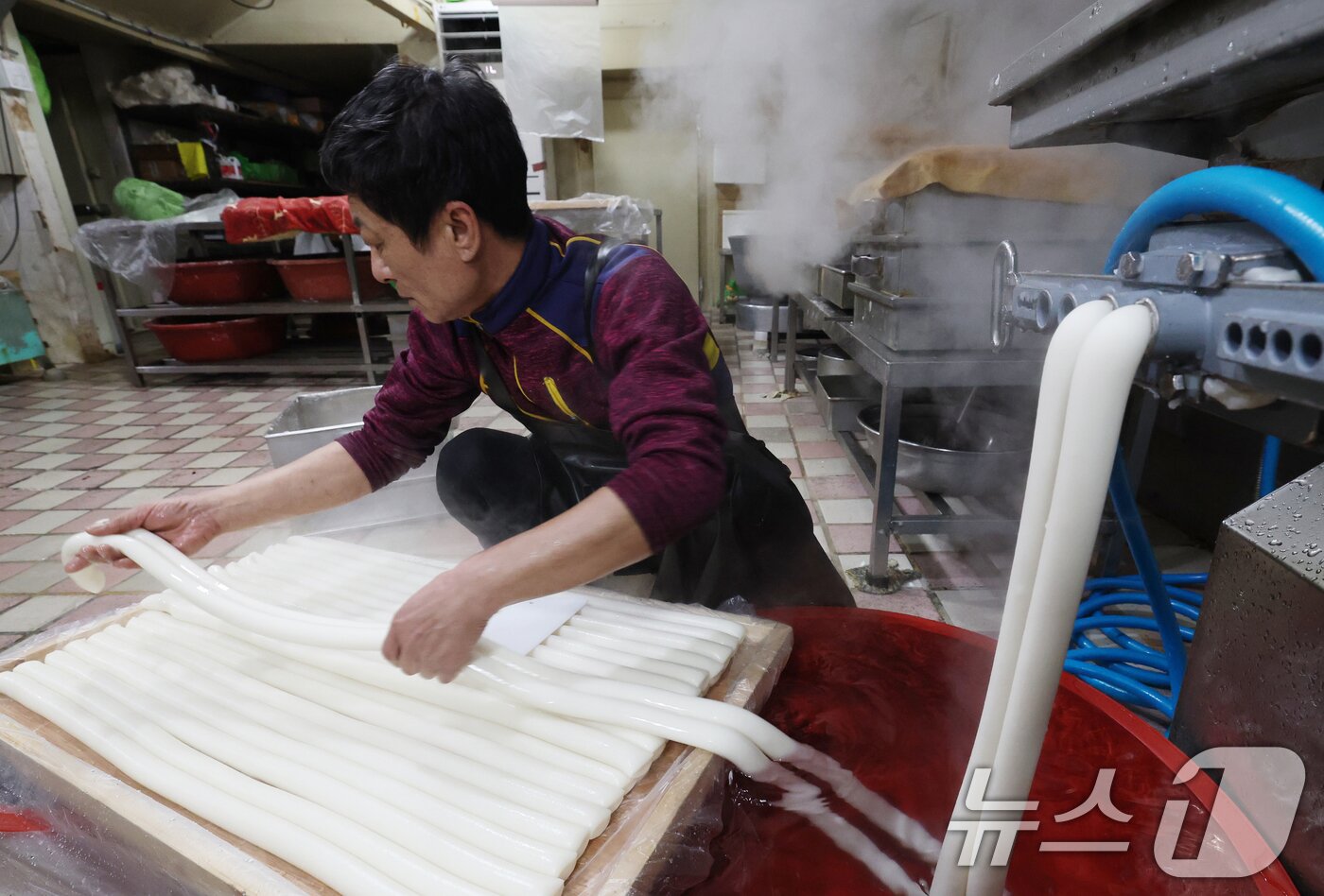 본문 이미지 - 2026년 병오년(丙午年)을 하루 앞둔 31일 경기 수원시 팔달구 못골시장의 한 떡집에서 상인이 가래떡을 뽑고 있다. 2025.12.31/뉴스1 ⓒ News1 김영운 기자