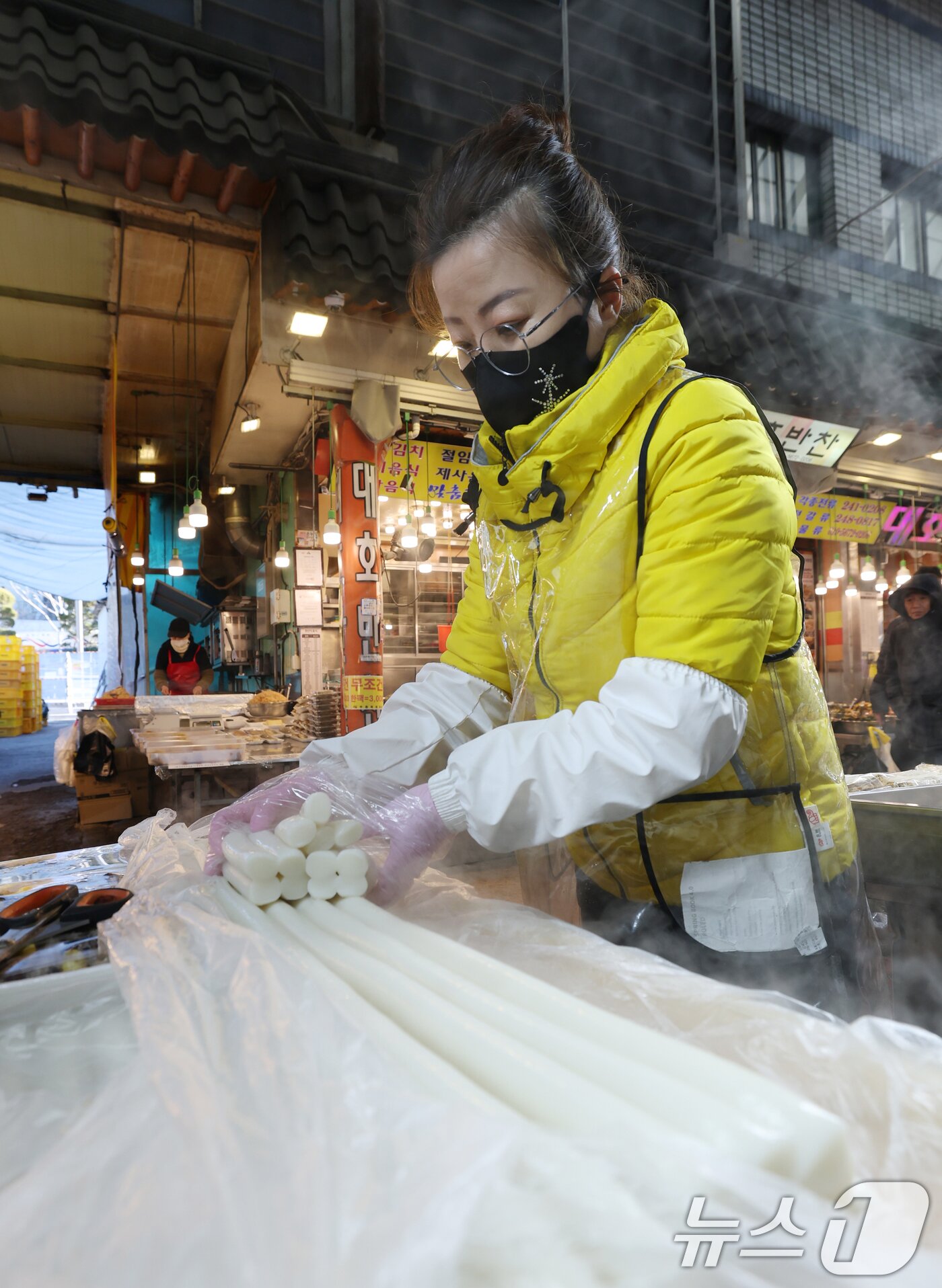 본문 이미지 - 2026년 병오년(丙午年)을 하루 앞둔 31일 경기 수원시 팔달구 못골시장의 한 떡집에서 상인이 가래떡을 자르고 있다. 2025.12.31/뉴스1 ⓒ News1 김영운 기자