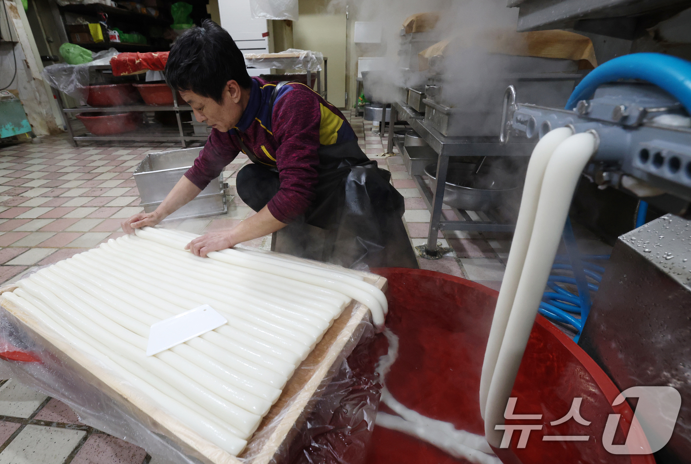 (수원=뉴스1) 김영운 기자 = 2026년 병오년(丙午年)을 하루 앞둔 31일 경기 수원시 팔달구 못골시장의 한 떡집에서 상인이 가래떡을 뽑고 있다. 2025.12.31/뉴스1