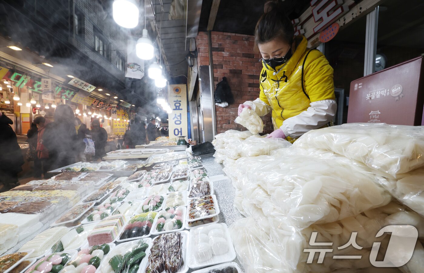 본문 이미지 - 2026년 병오년(丙午年)을 하루 앞둔 31일 경기 수원시 팔달구 못골시장의 한 떡집에서 상인이 떡국떡을 정리하고 있다. 2025.12.31/뉴스1 ⓒ News1 김영운 기자