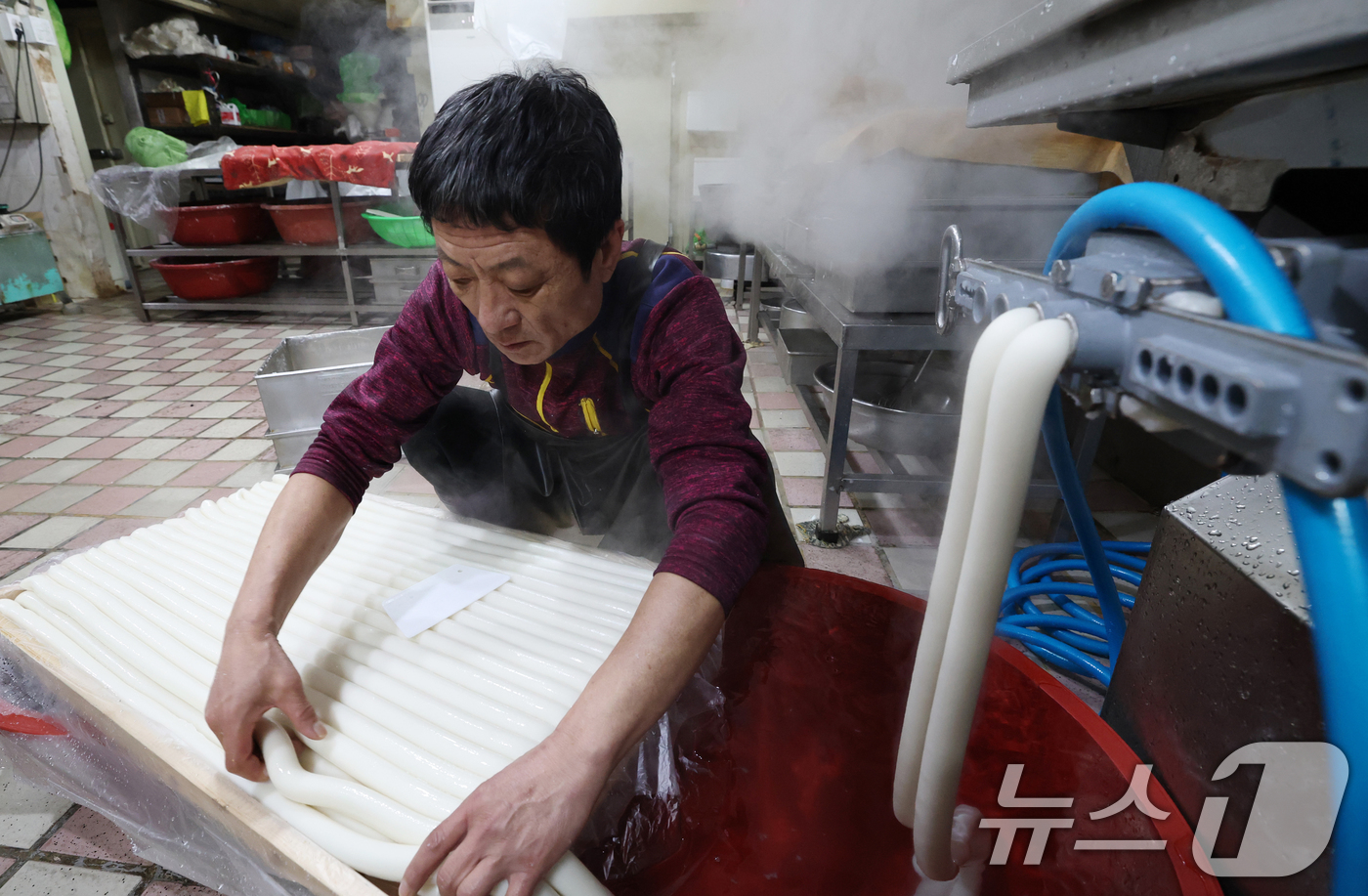 (수원=뉴스1) 김영운 기자 = 2026년 병오년(丙午年)을 하루 앞둔 31일 경기 수원시 팔달구 못골시장의 한 떡집에서 상인이 가래떡을 뽑고 있다. 2025.12.31/뉴스1