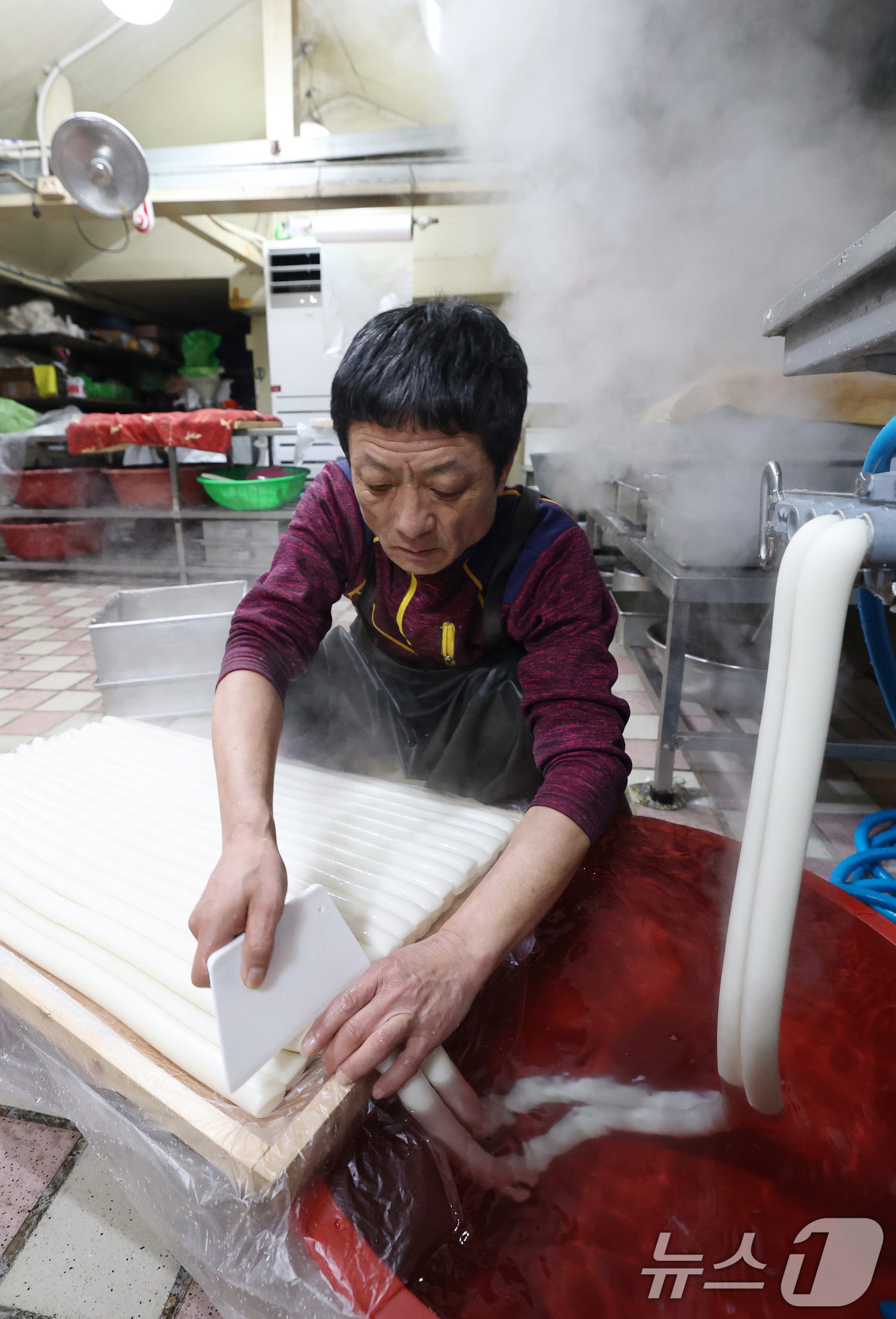 (수원=뉴스1) 김영운 기자 = 2026년 병오년(丙午年)을 하루 앞둔 31일 경기 수원시 팔달구 못골시장의 한 떡집에서 상인이 가래떡을 뽑고 있다. 2025.12.31/뉴스1