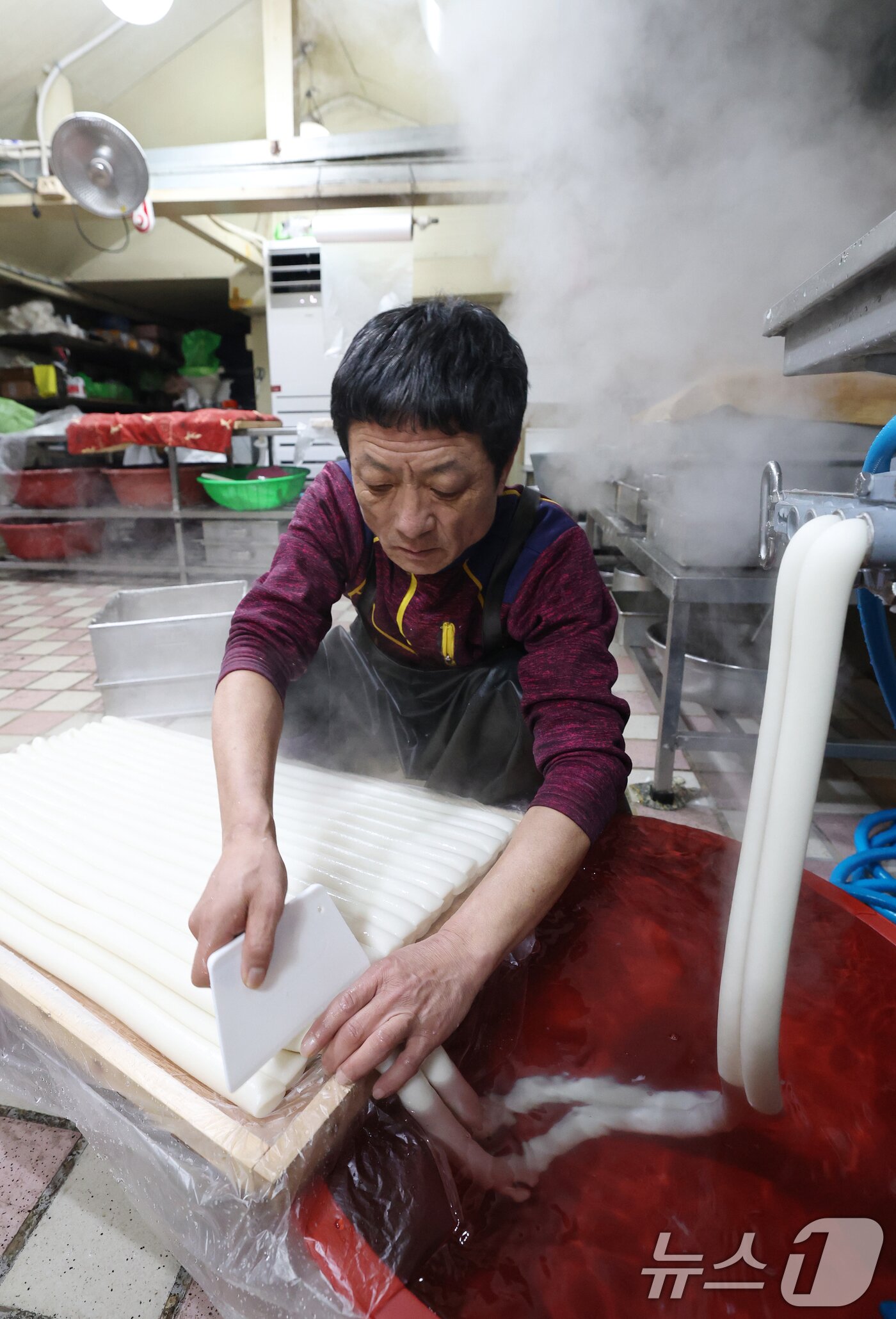 본문 이미지 - 2026년 병오년(丙午年)을 하루 앞둔 31일 경기 수원시 팔달구 못골시장의 한 떡집에서 상인이 가래떡을 뽑고 있다. 2025.12.31/뉴스1 ⓒ News1 김영운 기자