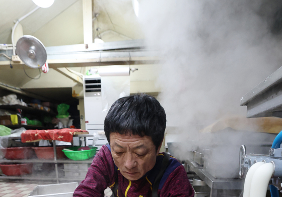 모락모락 김 올라오는 방금 나온 가래떡