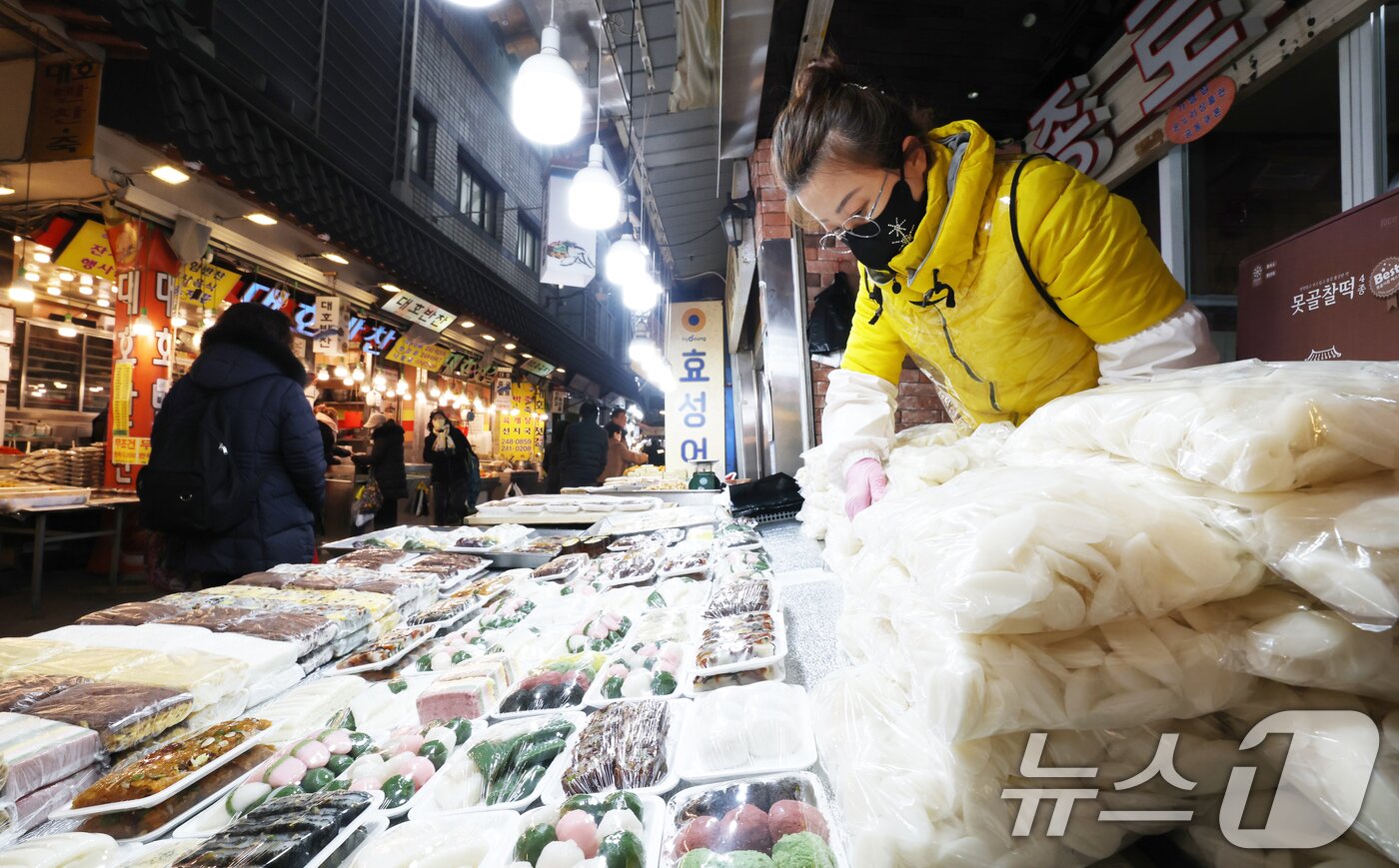 본문 이미지 - 2026년 병오년(丙午年)을 하루 앞둔 31일 경기 수원시 팔달구 못골시장의 한 떡집에서 상인이 떡국떡을 정리하고 있다. 2025.12.31/뉴스1 ⓒ News1 김영운 기자