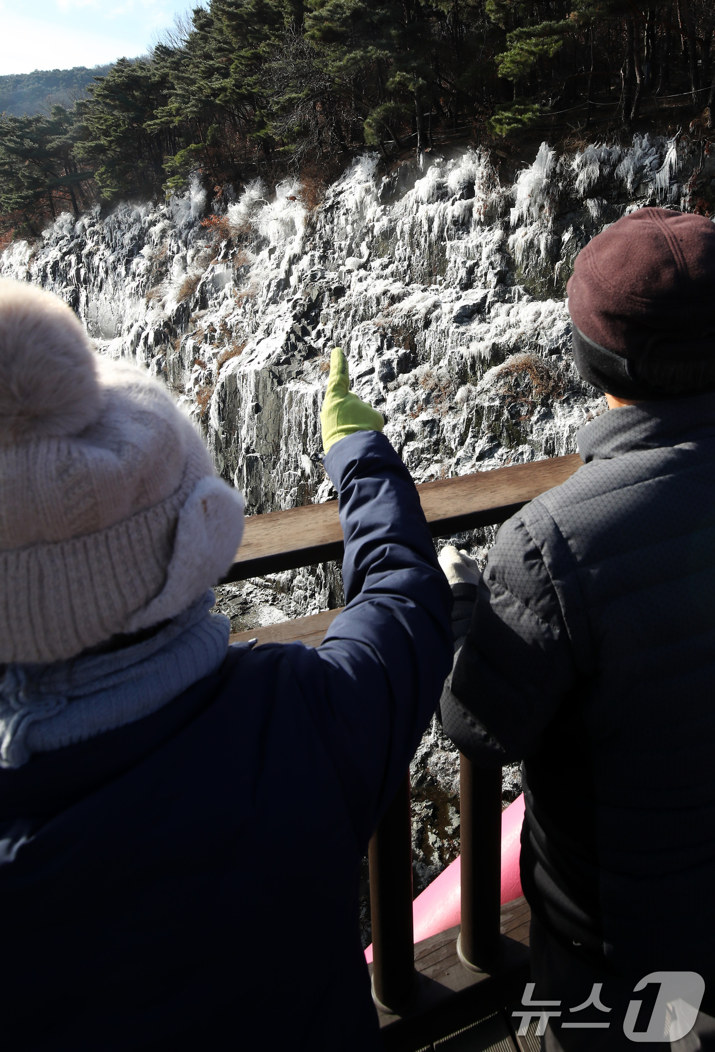 (대구=뉴스1) 공정식 기자 = 세밑 한파가 기승을 부린 31일 대구 달성군 옥연지 송해공원 인공 빙벽이 꽁꽁 얼어 장관을 이루고 있다. 2025.12.31/뉴스1