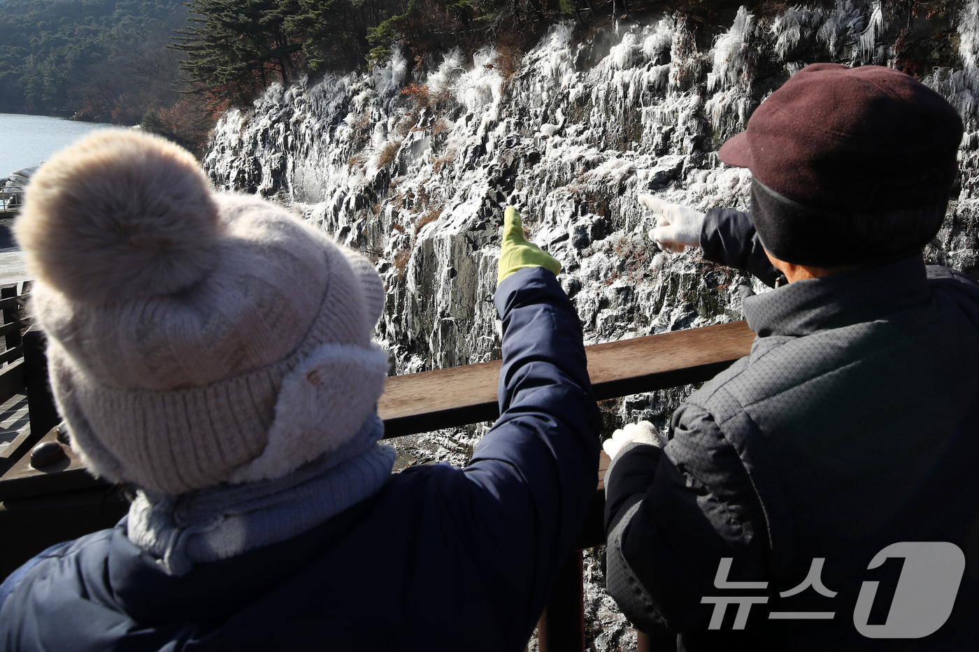 (대구=뉴스1) 공정식 기자 = 세밑 한파가 기승을 부린 31일 대구 달성군 옥연지 송해공원 인공 빙벽이 꽁꽁 얼어 장관을 이루고 있다. 2025.12.31/뉴스1