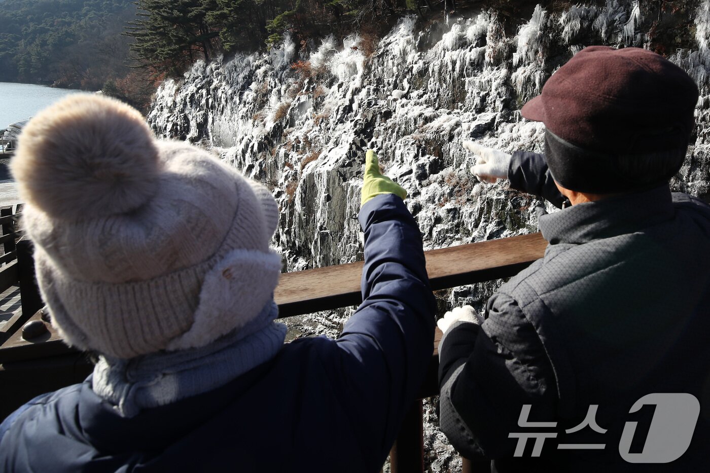 본문 이미지 - 세밑 한파가 기승을 부린 31일 대구 달성군 옥연지 송해공원 인공 빙벽이 꽁꽁 얼어 장관을 이루고 있다. 2025.12.31/뉴스1 ⓒ News1 공정식 기자