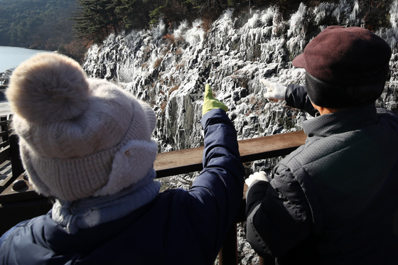 한파에 꽁꽁 얼어버린 빙벽