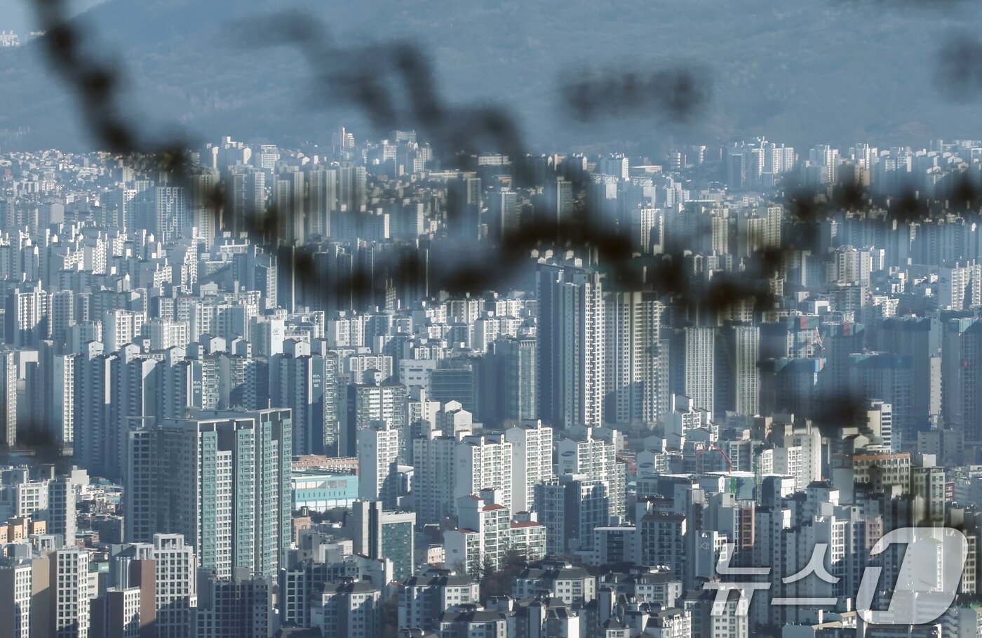 본문 이미지 - 서울 남산타워에서 바라본 아파트 단지. 2025.12.31/뉴스1 ⓒ News1 김민지 기자