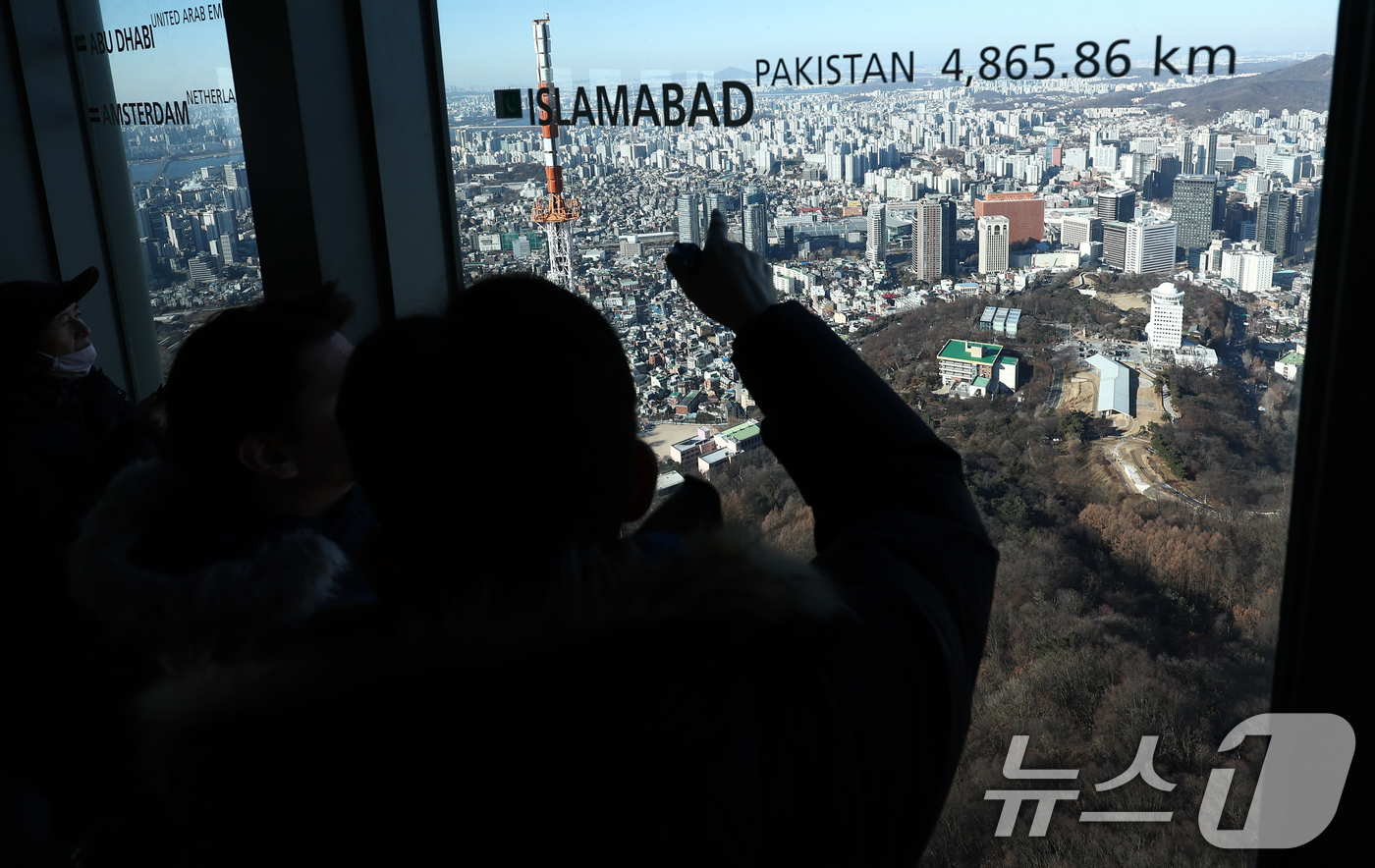 (서울=뉴스1) 김민지 기자 = 정부의 10·15 부동산 대책 등의 영향으로 지난달 서울 아파트 거래량이 전월보다 60% 금갑했다.31일 국토교통부에 따르면 11월 전국의 주택 매 …