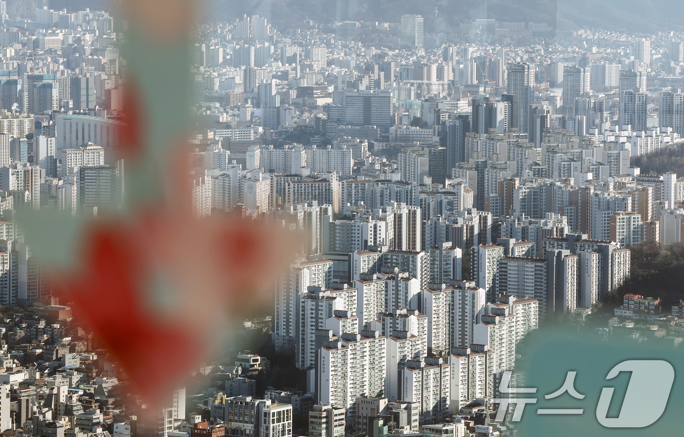 (서울=뉴스1) 김민지 기자 = 정부의 10·15 부동산 대책 등의 영향으로 지난달 서울 아파트 거래량이 전월보다 60% 금갑했다.31일 국토교통부에 따르면 11월 전국의 주택 매 …