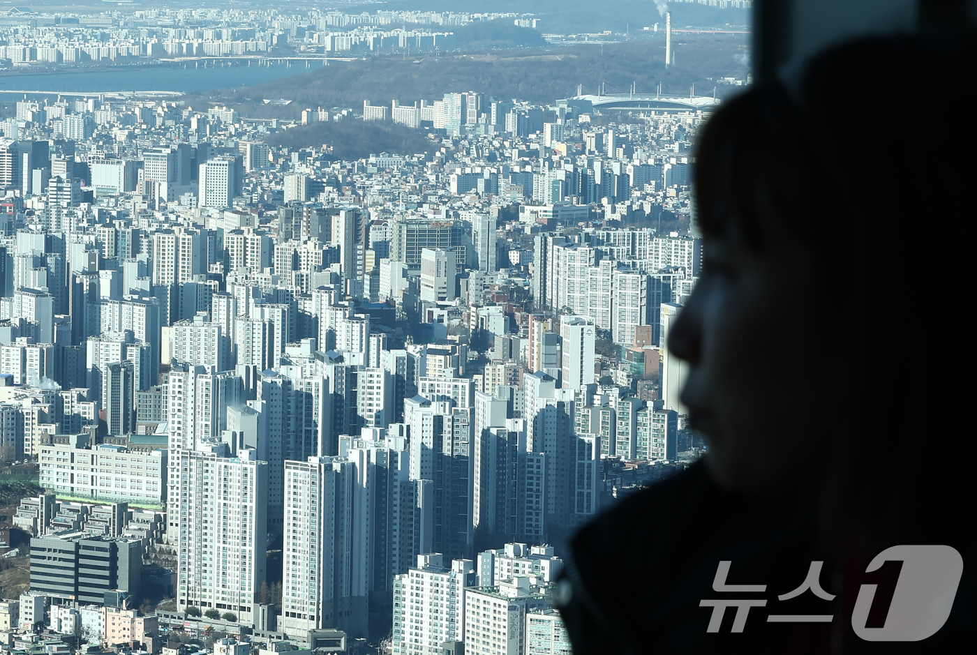 (서울=뉴스1) 김민지 기자 = 정부의 10·15 부동산 대책 등의 영향으로 지난달 서울 아파트 거래량이 전월보다 60% 금갑했다.31일 국토교통부에 따르면 11월 전국의 주택 매 …