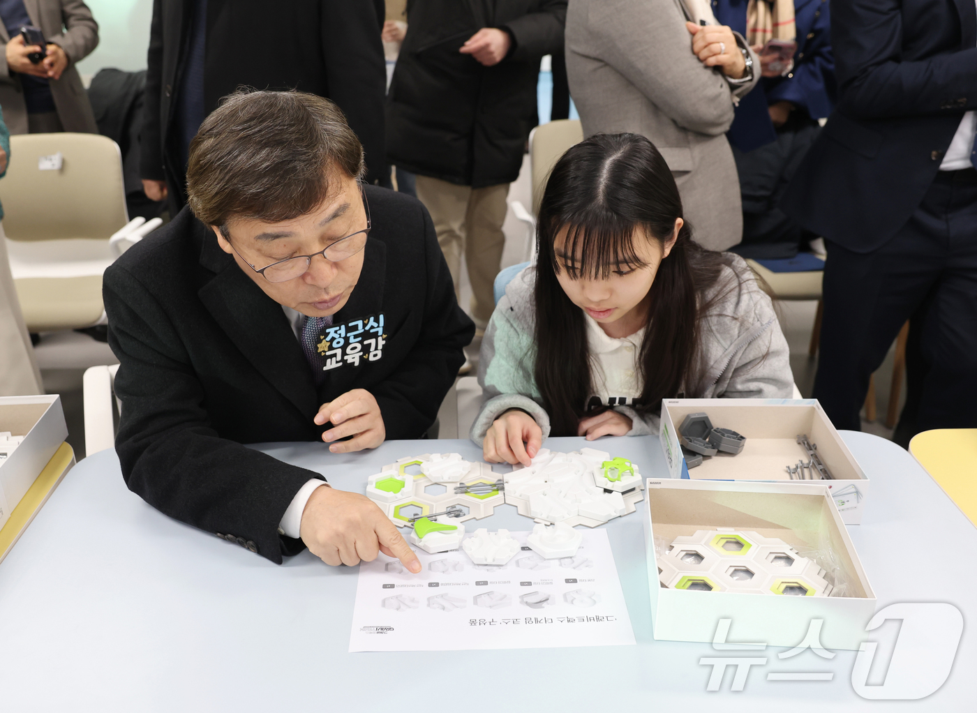 (서울=뉴스1) = 정근식 서울시교육감이 31일 오전 서울 마포구 성원초등학교 내 새롭게 문을 연 서부수학과학융합교육센터 개소식에 참석해 학생 참여 프로그램을 참관하고 있다. (서 …
