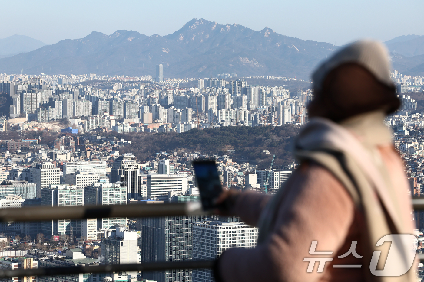 (서울=뉴스1) 김민지 기자 = 정부의 10·15 부동산 대책 등의 영향으로 지난달 서울 아파트 거래량이 전월보다 60% 금갑했다.31일 국토교통부에 따르면 11월 전국의 주택 매 …