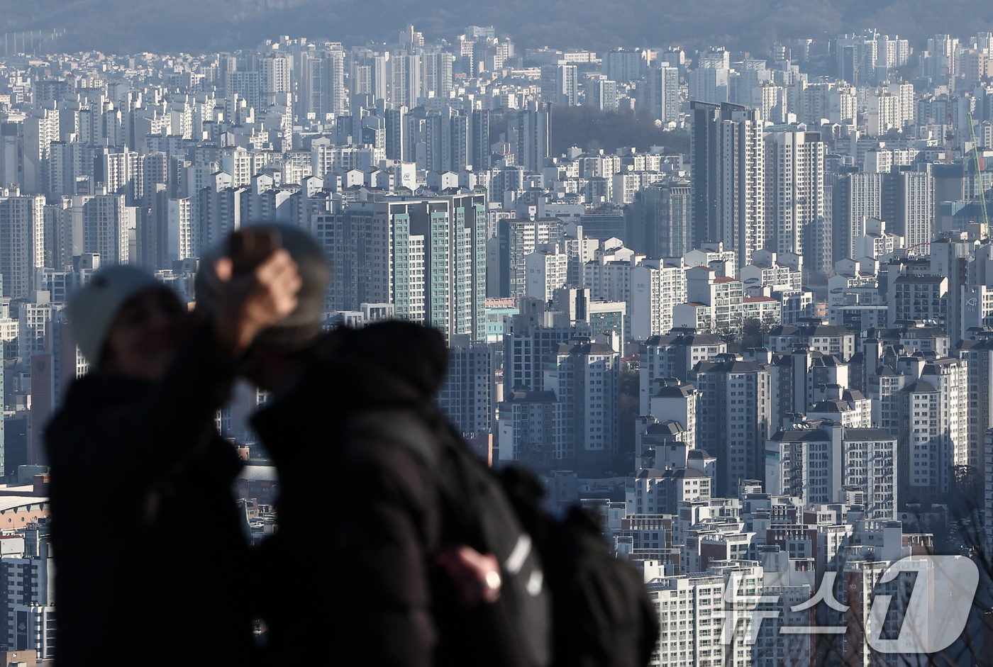 (서울=뉴스1) 김민지 기자 = 정부의 10·15 부동산 대책 등의 영향으로 지난달 서울 아파트 거래량이 전월보다 60% 금갑했다.31일 국토교통부에 따르면 11월 전국의 주택 매 …