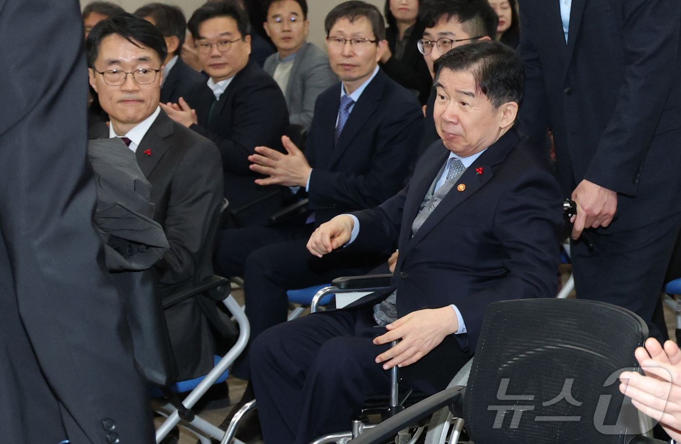 (세종=뉴스1) 김기남 기자 = 유철환 국민권익위원회 위원장이 임기를 1년 여 남긴채 사퇴한 가운데 31일 세종시 정부세종청사에서 열린 이임식에 입장하고 있다. 2025.12.31 …