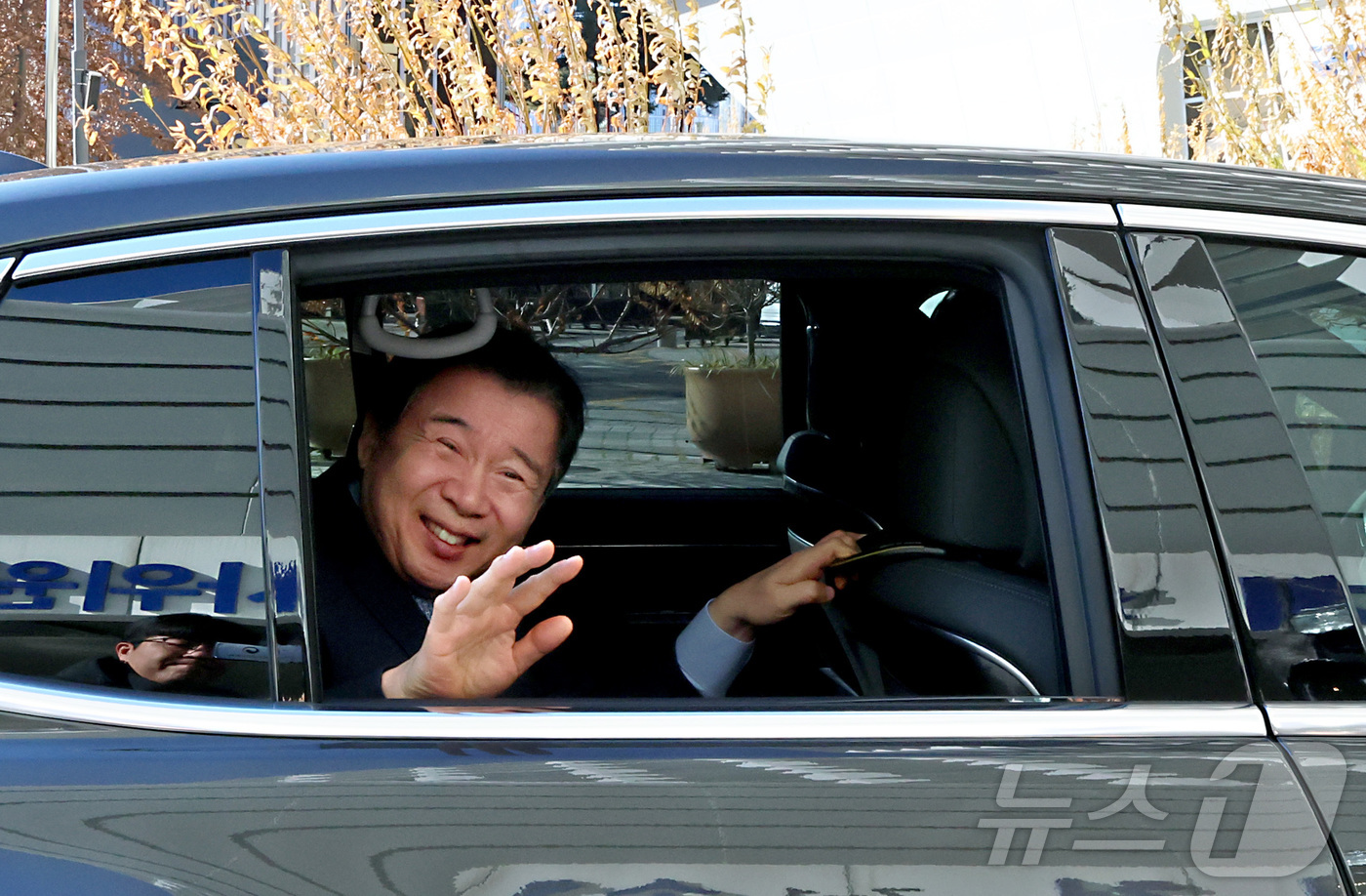 (세종=뉴스1) 김기남 기자 = 유철환 국민권익위원회 위원장이 임기를 1년 여 남긴채 사퇴한 가운데 31일 세종시 정부세종청사에서 이임식을 마친 뒤 직원들에게 인사하며 청사를 떠나 …