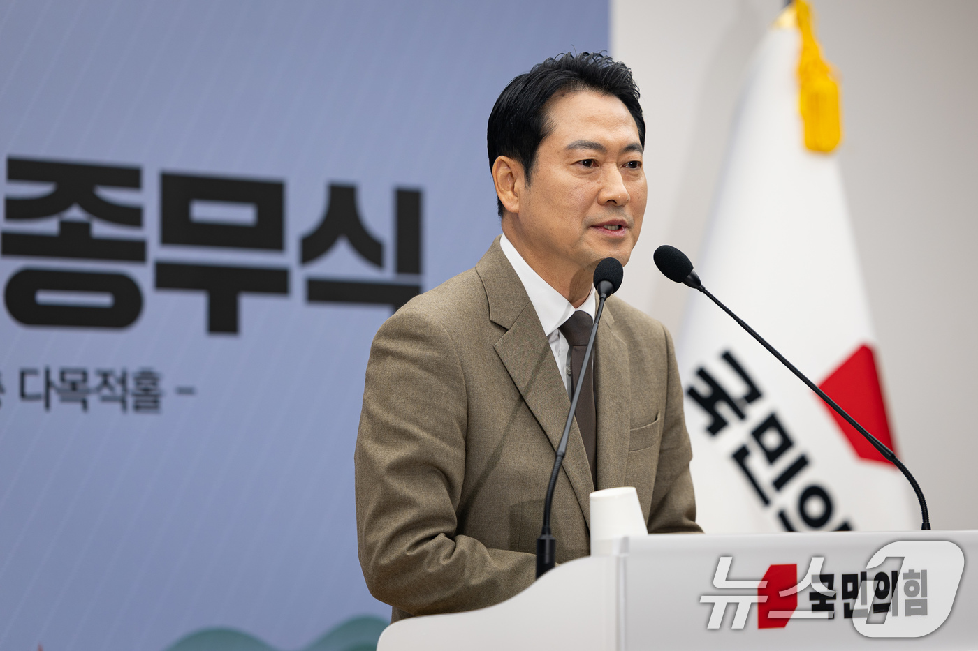 (서울=뉴스1) 유승관 기자 = 장동혁 국민의힘 대표가 31일 서울 여의도 중앙당사에서 열린 2025 사무처 당직자 종무식에서 인사말을 하고 있다. 2025.12.31/뉴스1