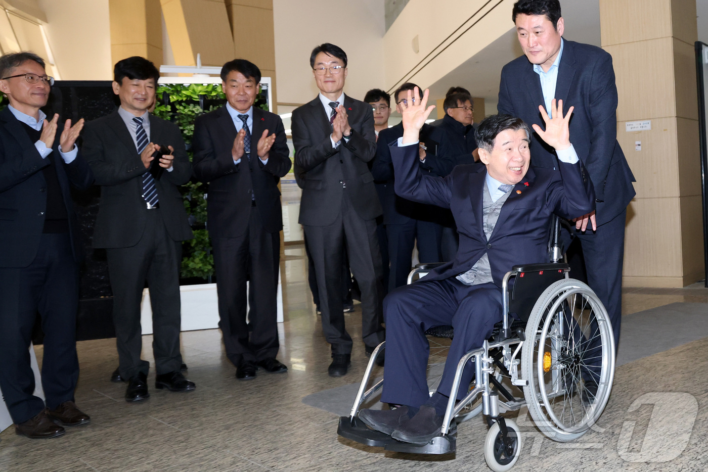 (세종=뉴스1) 김기남 기자 = 유철환 국민권익위원회 위원장이 임기를 1년 여 남긴채 사퇴한 가운데 31일 세종시 정부세종청사에서 이임식을 마친 뒤 직원들에게 인사하며 청사를 떠나 …