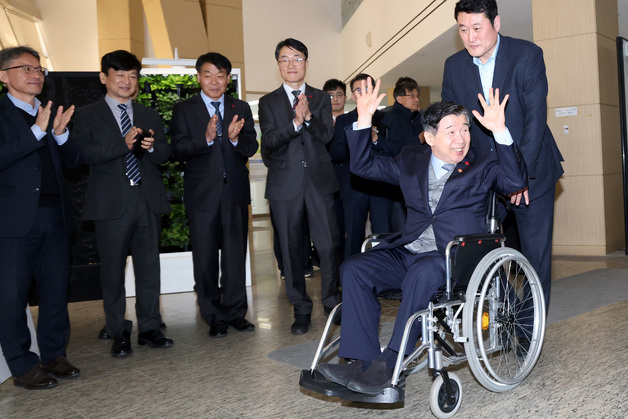 '尹 동창' 유철환 권익위원장 "떠날 땐 말없이"…현미 노래로 퇴임 인사