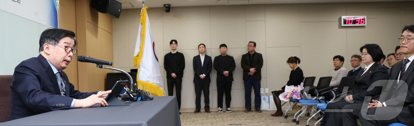 (세종=뉴스1) 김기남 기자 = 유철환 국민권익위원회 위원장이 임기를 1년 여 남긴채 사퇴한 가운데 31일 세종시 정부세종청사에서 열린 이임식에서 이임 인사를 하고 있다. 2025 …