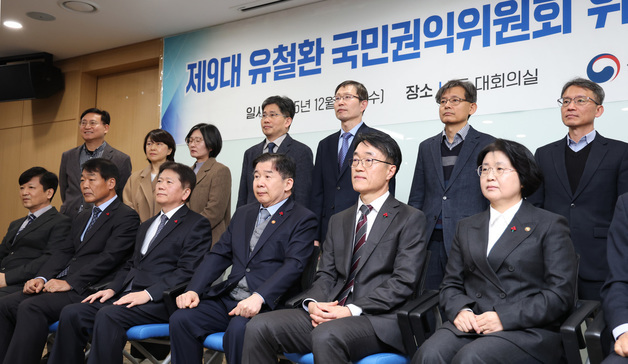 기념촬영 하는 유철환 국민권익위원장