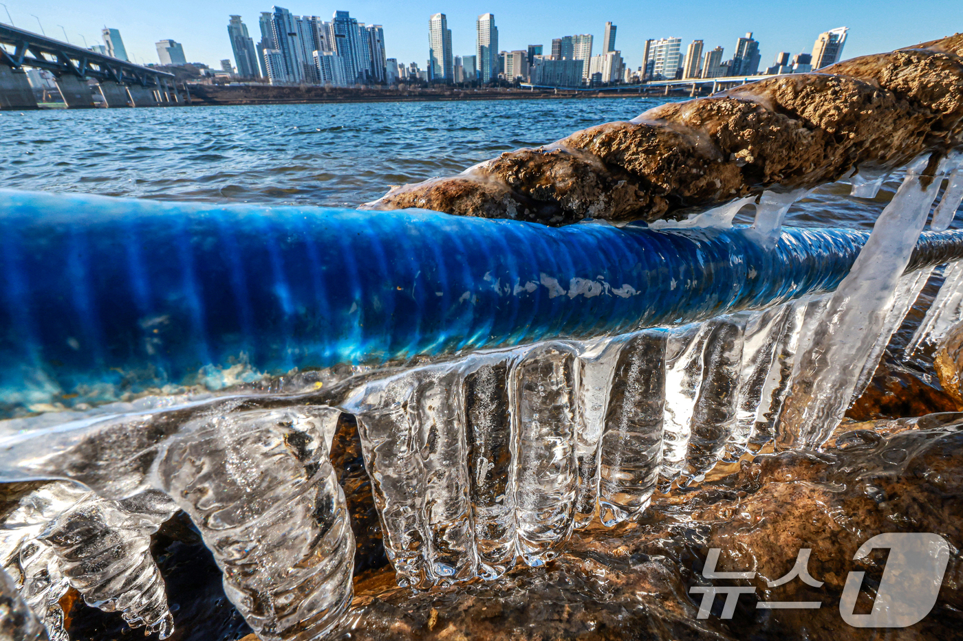 (서울=뉴스1) 이호윤 기자 = 영하권 추위로 본격적인 겨울날씨를 보인 31일 서울 광진구 인근 한강에 고드름이 얼어있다. 2025.12.31/뉴스1