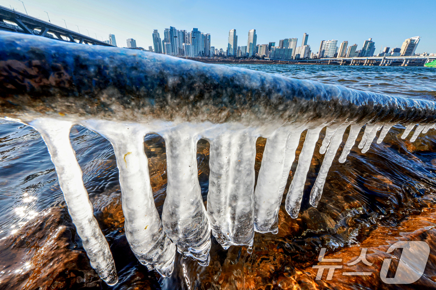 (서울=뉴스1) 이호윤 기자 = 영하권 추위로 본격적인 겨울날씨를 보인 31일 서울 광진구 인근 한강에 고드름이 얼어있다. 2025.12.31/뉴스1