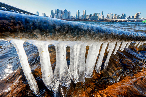 연말에 찾아온 맹추위 '얼음왕국'