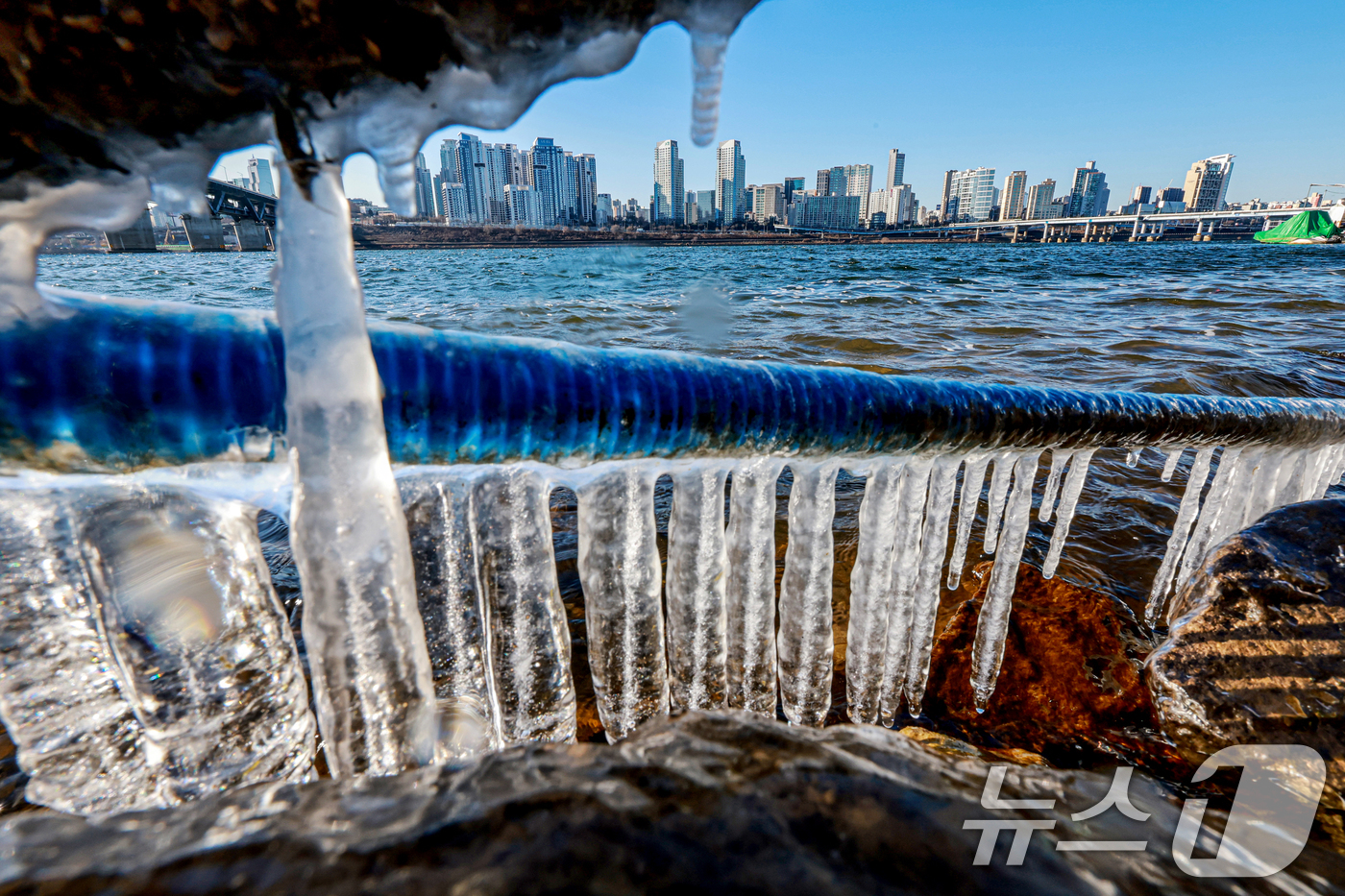 (서울=뉴스1) 이호윤 기자 = 영하권 추위로 본격적인 겨울날씨를 보인 31일 서울 광진구 인근 한강에 고드름이 얼어있다. 2025.12.31/뉴스1